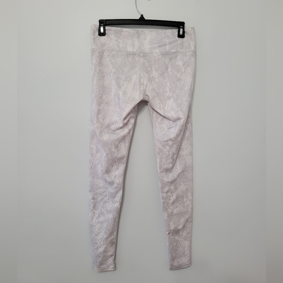 Alo Yoga Airbrush Leggings in Vapor Python White Gray, Full Length, Small Medium - Picture 11 of 14